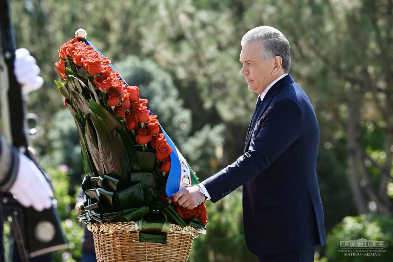 Shavkat Mirziyoyev birinchi prezident Islom Karimov haykali poyiga gulchambar qo‘ydi