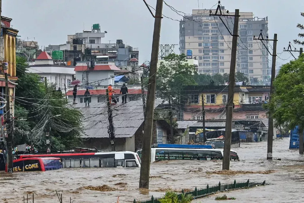 Nepalda suv toshqinlari 100 dan ortiq kishining hayotiga zomin bo‘ldi расм