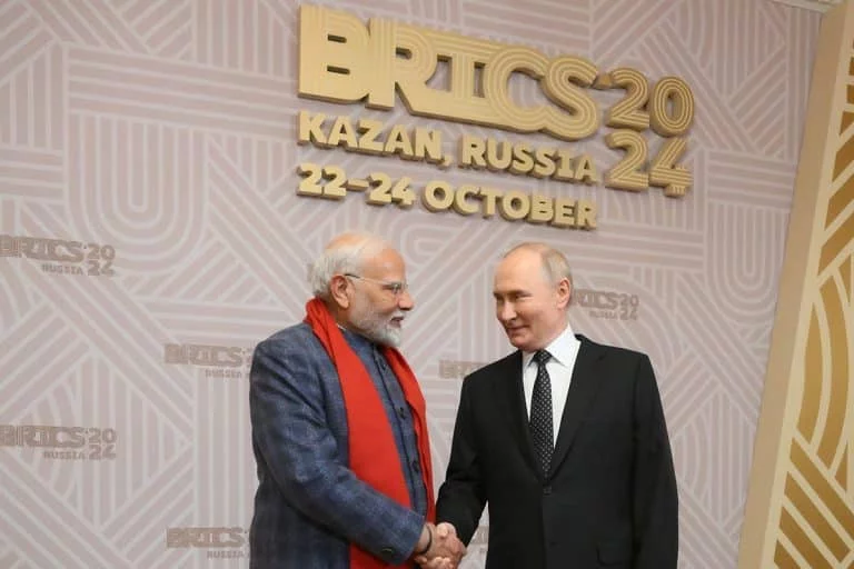 Моди BRICS саммитида Россия ва Ўзбекистон президентларига расм совға қилди