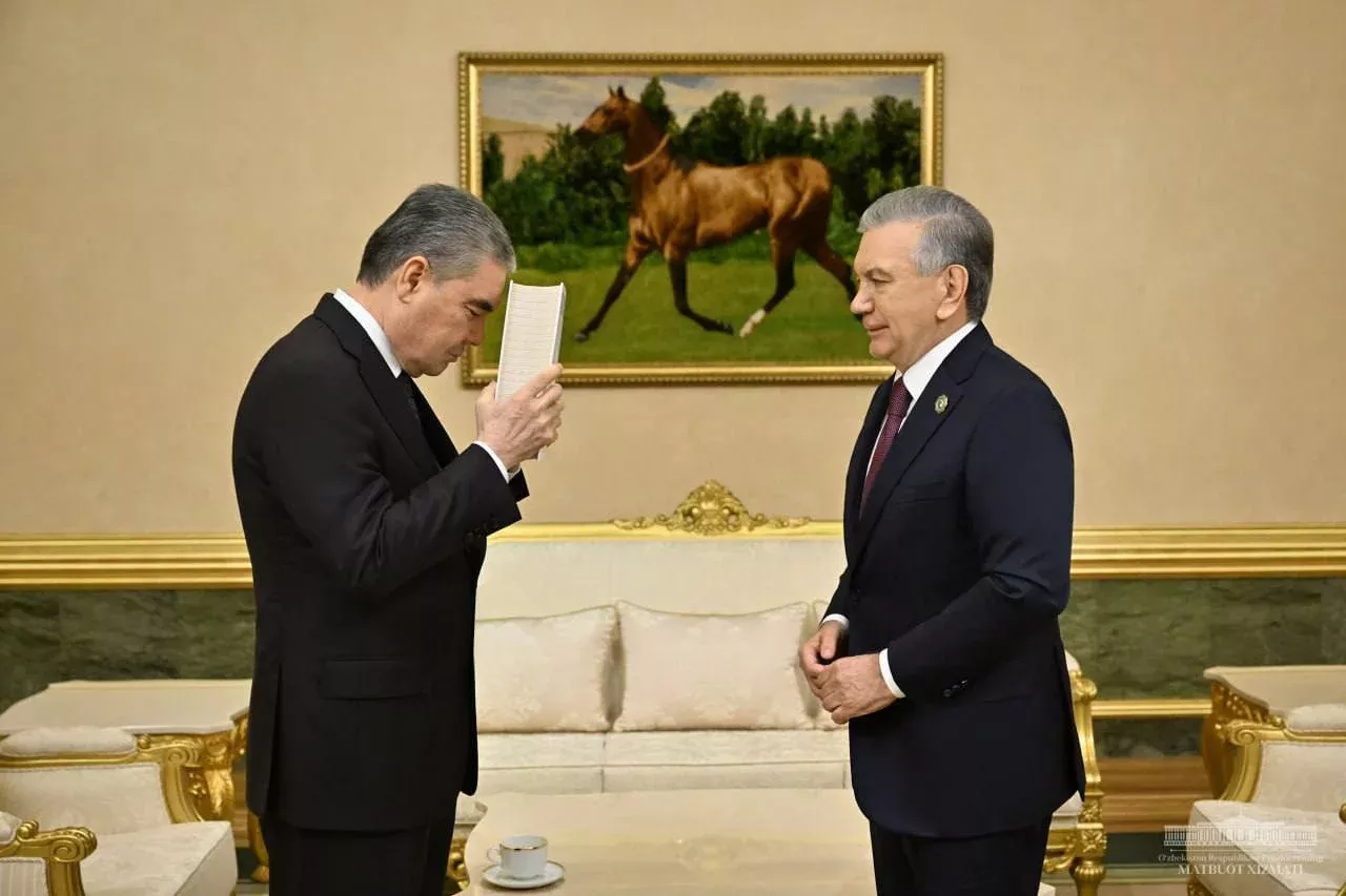 Shavkat Mirziyoyev Gurbanguli Berdimuhamedovga Maxtumqulining o‘zbek tilida nashr etilgan tanlangan asarlari to‘plamini sovg‘a qildi