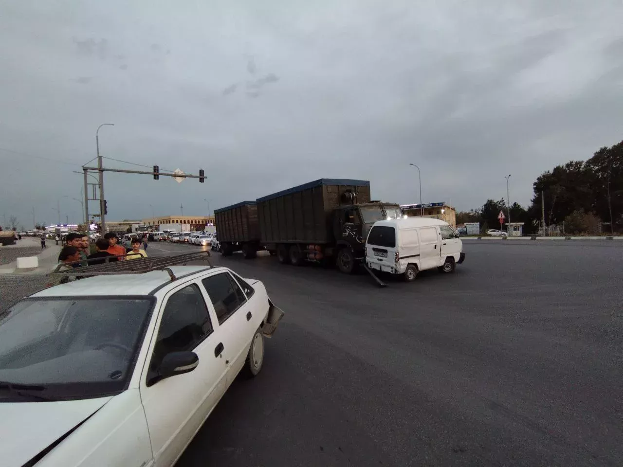 Samarqandda tormozi ishlamay qolgan “Kamaz” 7 ta mashinani pachoqlab tashladi