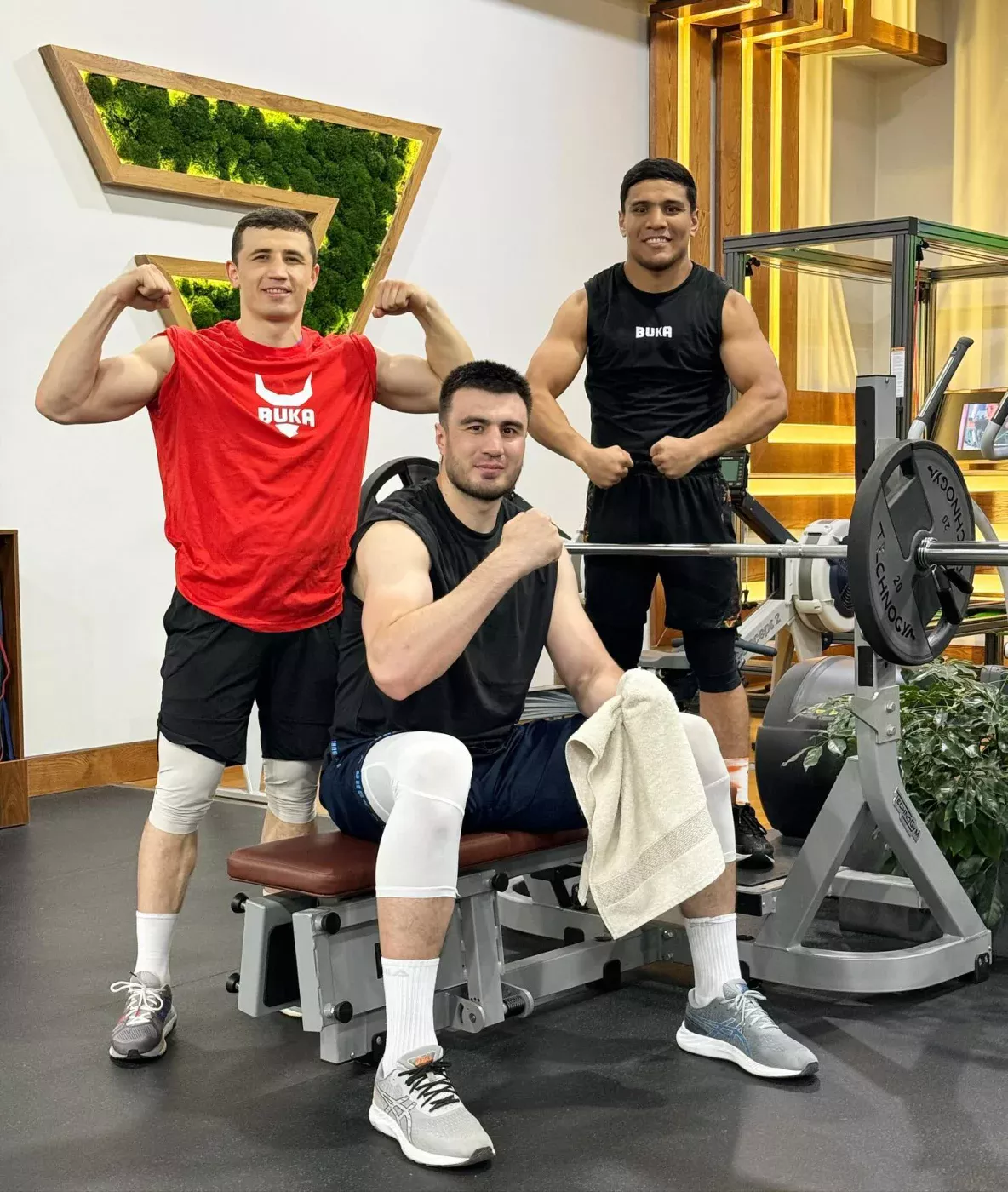 Madrimov, Jalolov va Ahmadaliyev Dmitriy Bivolni qo‘llash uchun Ar-Riyod shahriga boradi