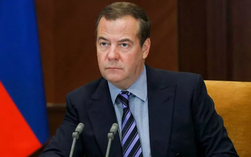 Medvedev Rossiya NATO harbiy bazalariga zarba yo‘llashi mumkinligini istisno qilmadi расм