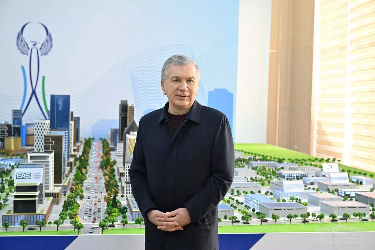 Shavkat Mirziyoyev Yangihayotda barpo etilayotgan “Yangi avlod” maxsus sanoat zonasida bo‘ldi