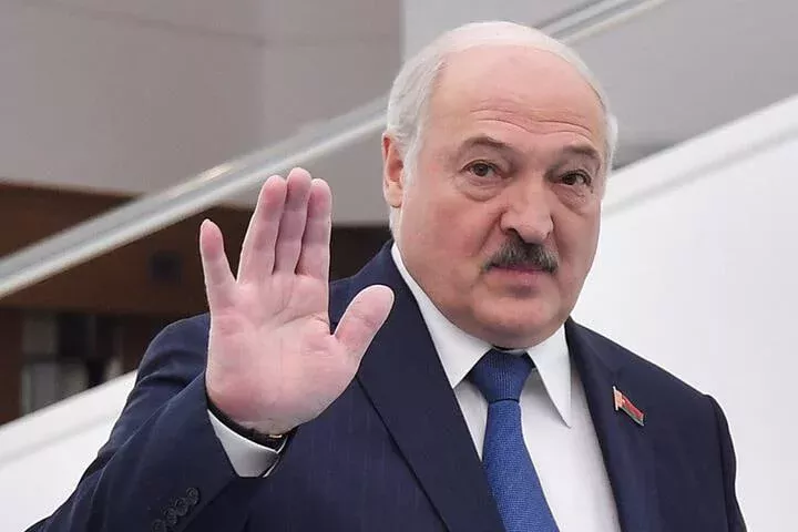 Лукашенко: “Ғарб Беларусь ва Россияни бўғиб йўқ қилиш ниятида”