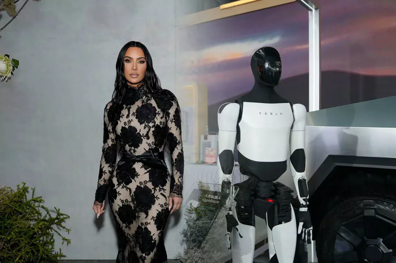 Kim Kardashyan Tesla'ning odamsimon robotini xarid qildi (video) расм