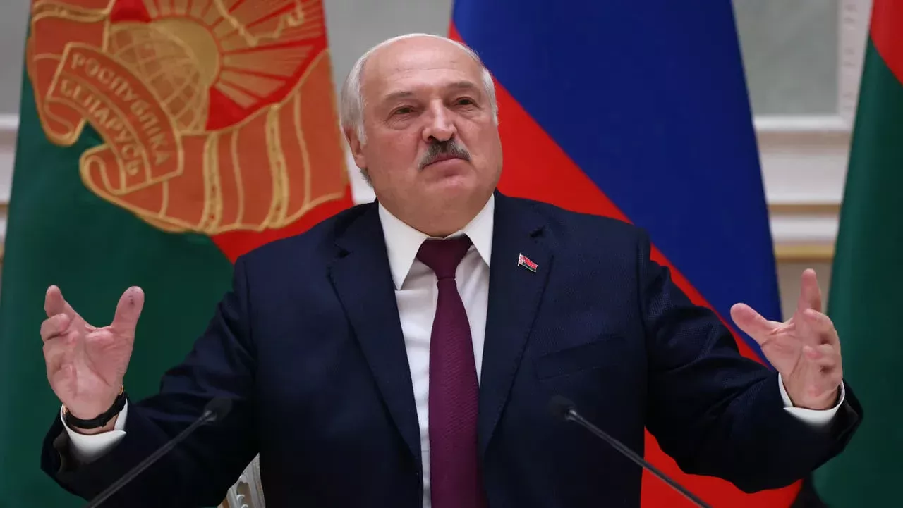 Lukashenko agar norozilik namoyishlari bo‘lsa, Belarusda internetni butunlay “uzish” bilan tahdid qildi расм