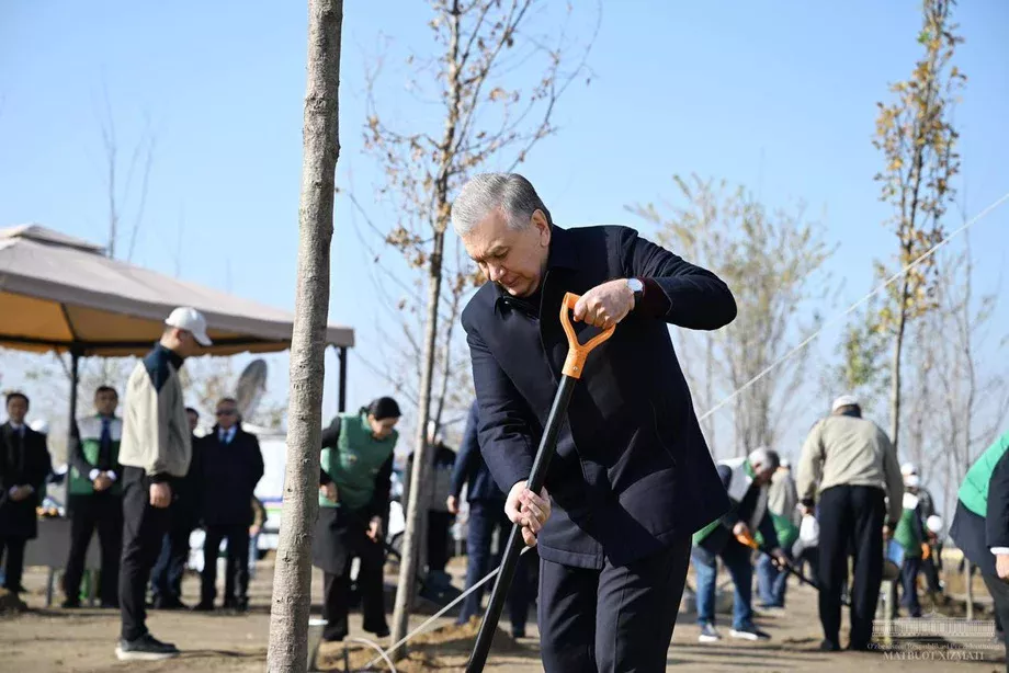 Shavkat Mirziyoyev «Yashil makon» umummilliy loyihasining yangi bog‘ida ko‘chat ekdi (foto)