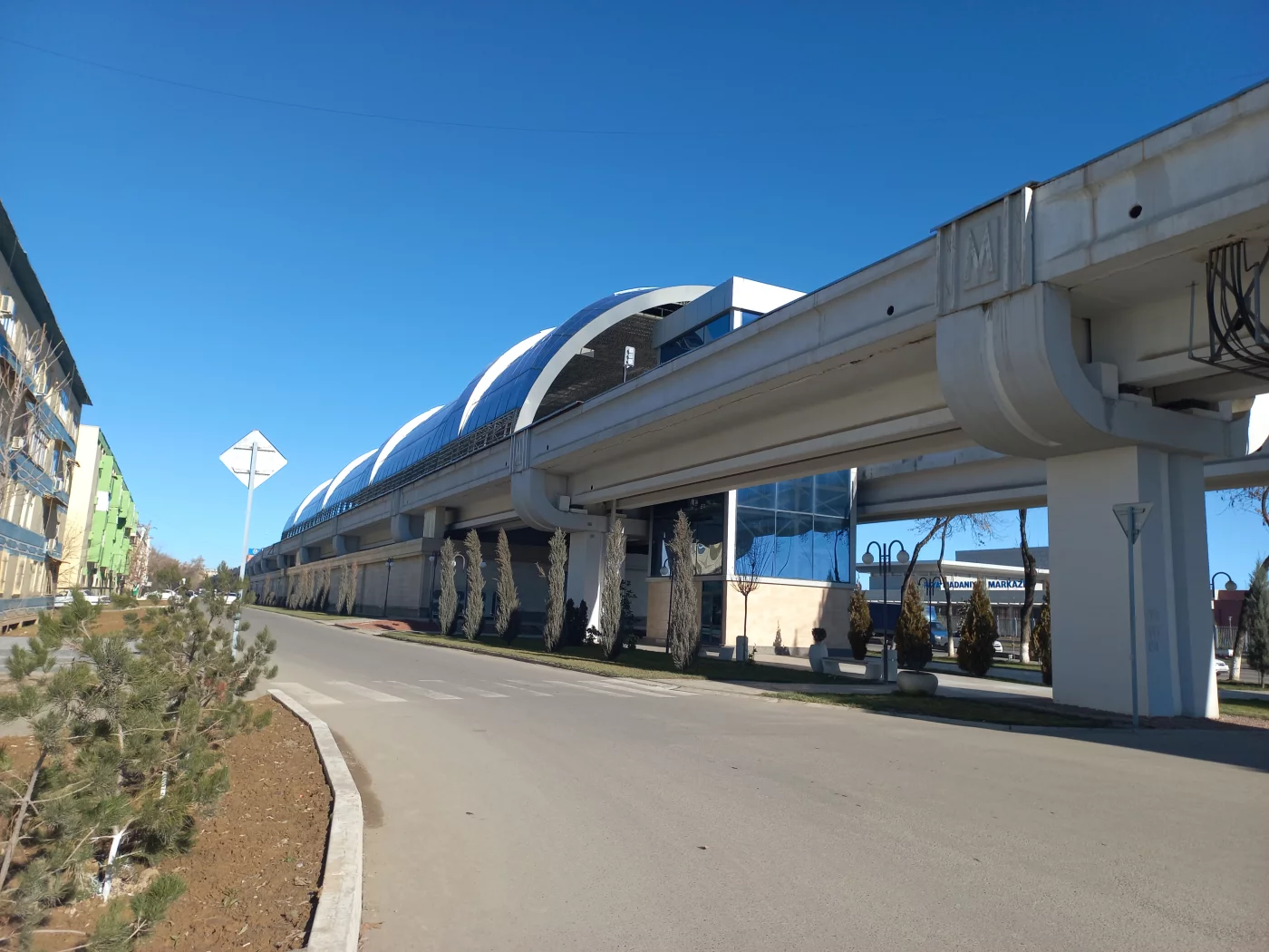 Toshkent metrosida 19 yoshli yigit oʻzini poyezd tagiga tashladi