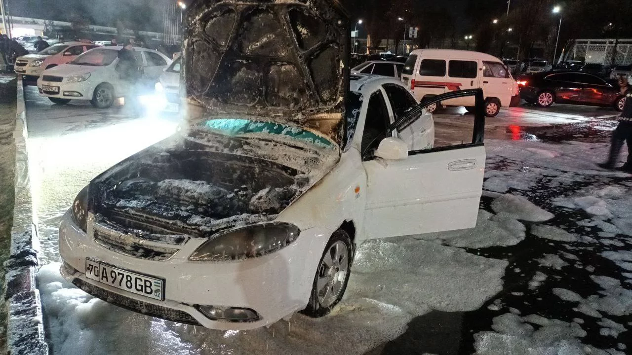 В Сергелийском районе произошел пожар в автомобиле