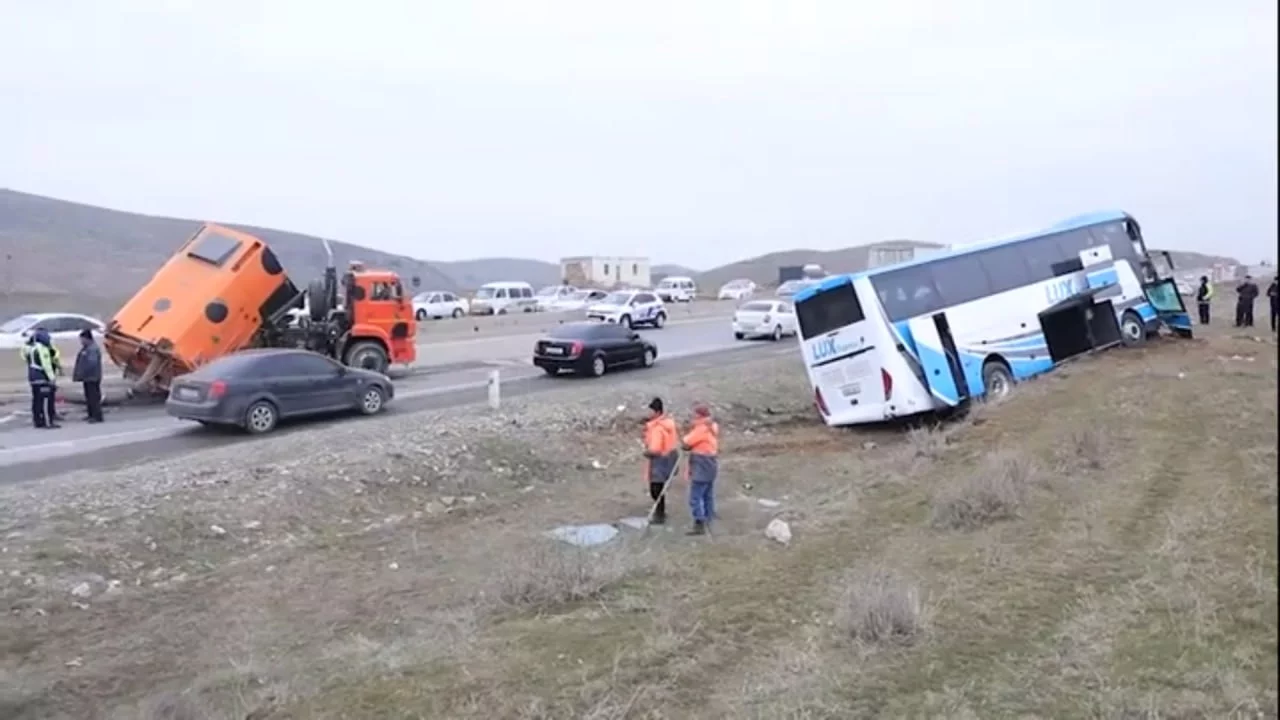 В Джизаке произошло ДТП с участием автобуса и спецавтомобиля