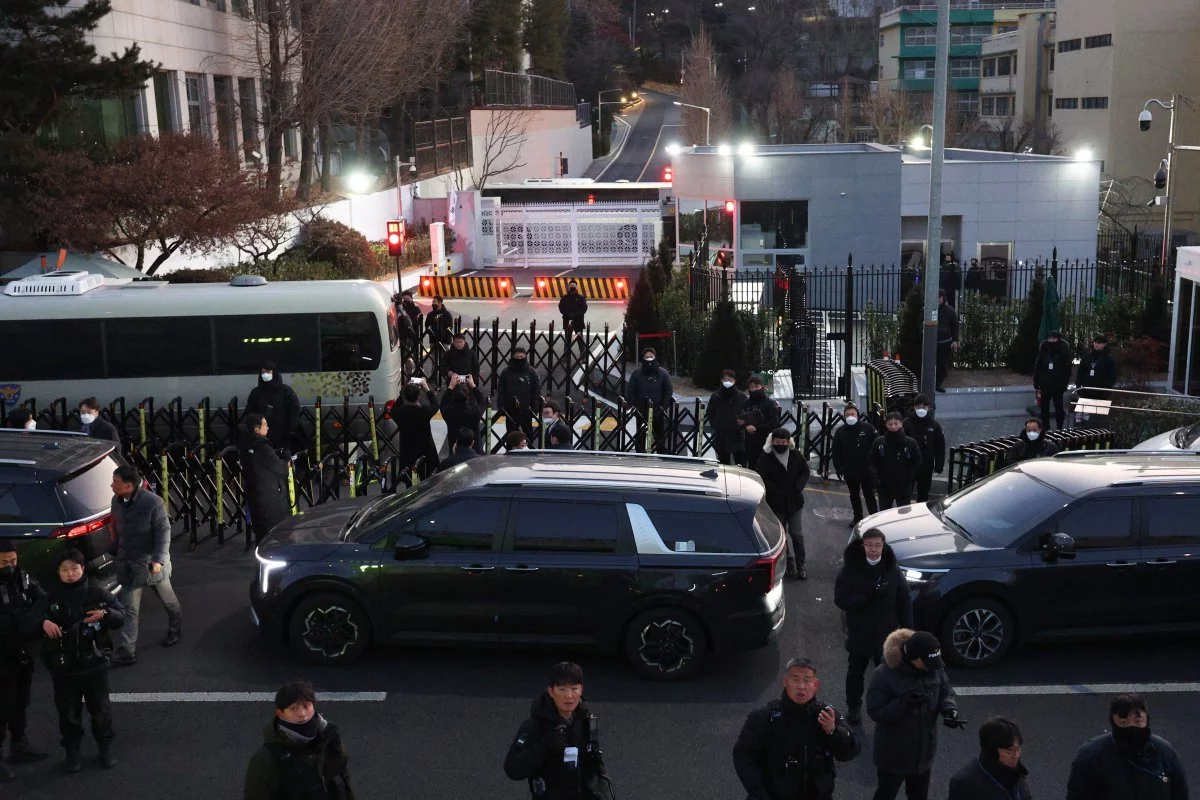 В Южной Корее полиция приехала арестовывать президента (видео)