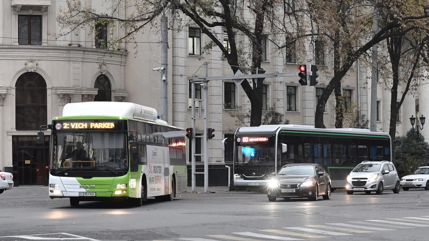 Toshkentda jamoat transportlariga naqd pul bilan toʻlov qilganlar jarimaga tortiladi расм