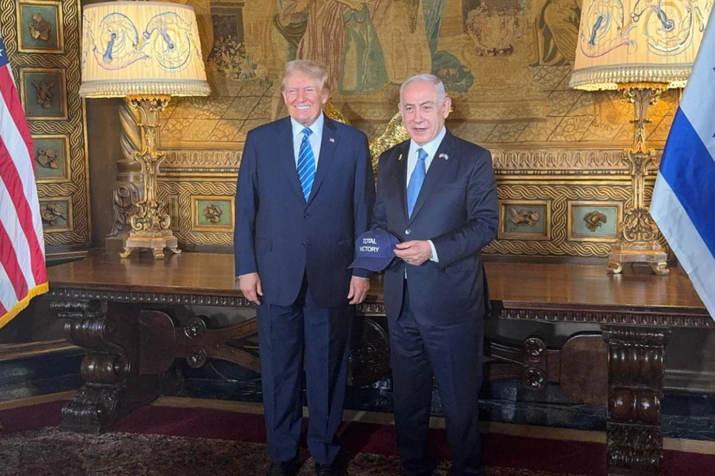 Netanyahu presented an "antique gift" to Donald Trump...