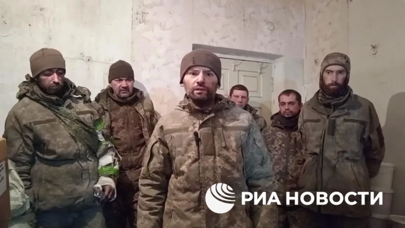 Ukrainian soldiers abandoned wounded surrender (video)