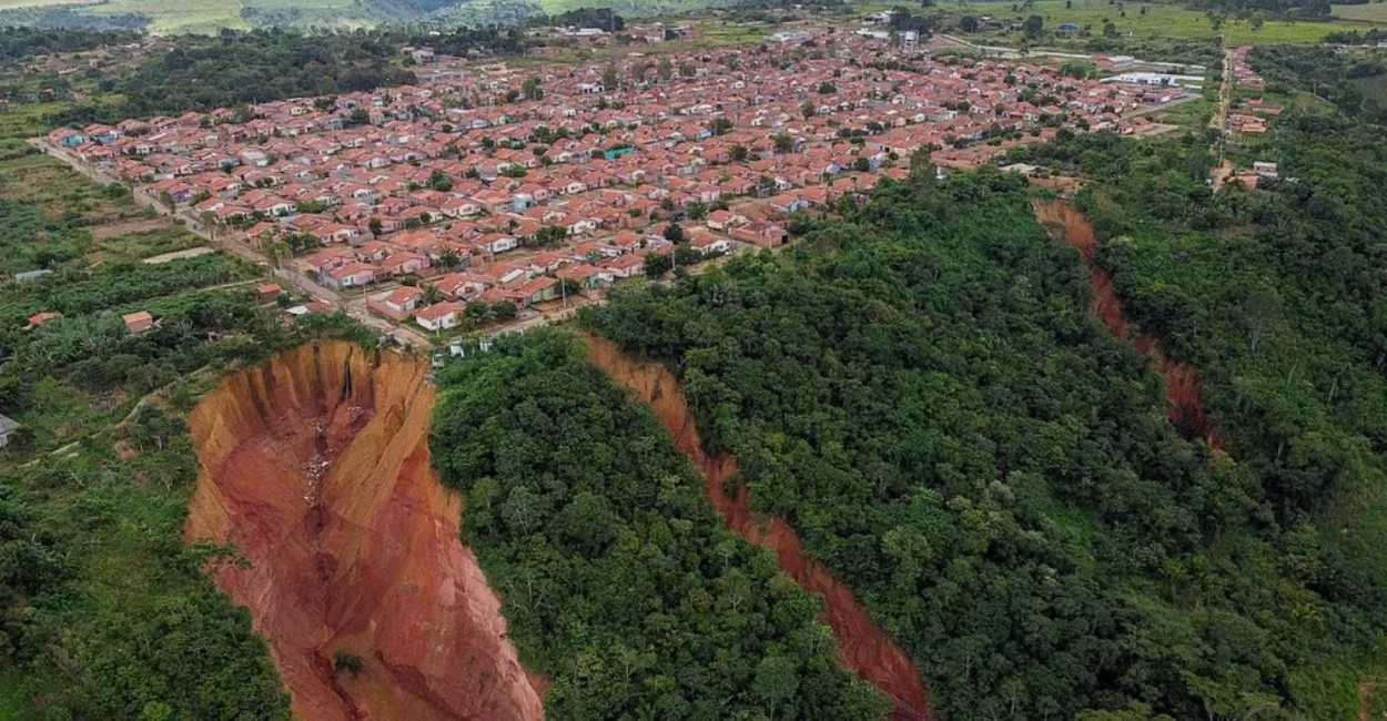 Braziliyaning Buritikupu shahri er ostiga qulamoqda