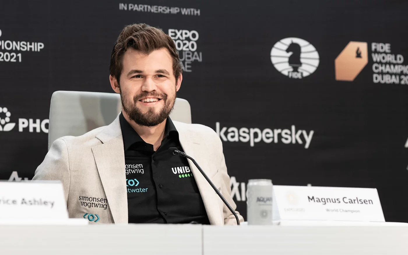 Why is Magnus Carlsen asking the FIDE president to resign?