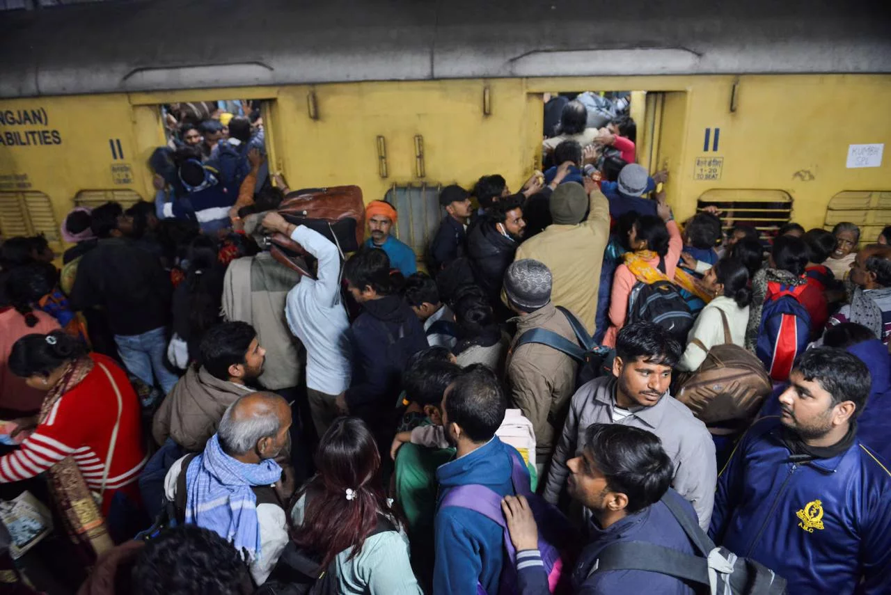 18 people were killed in a stampede at a railway station in India (video)