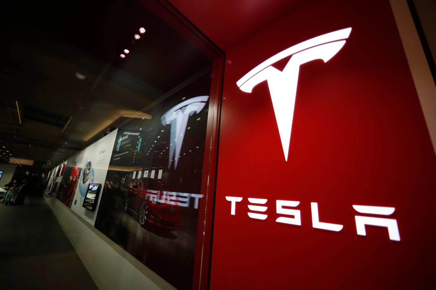 Акции Tesla упали на 40% и могут продолжить снижение