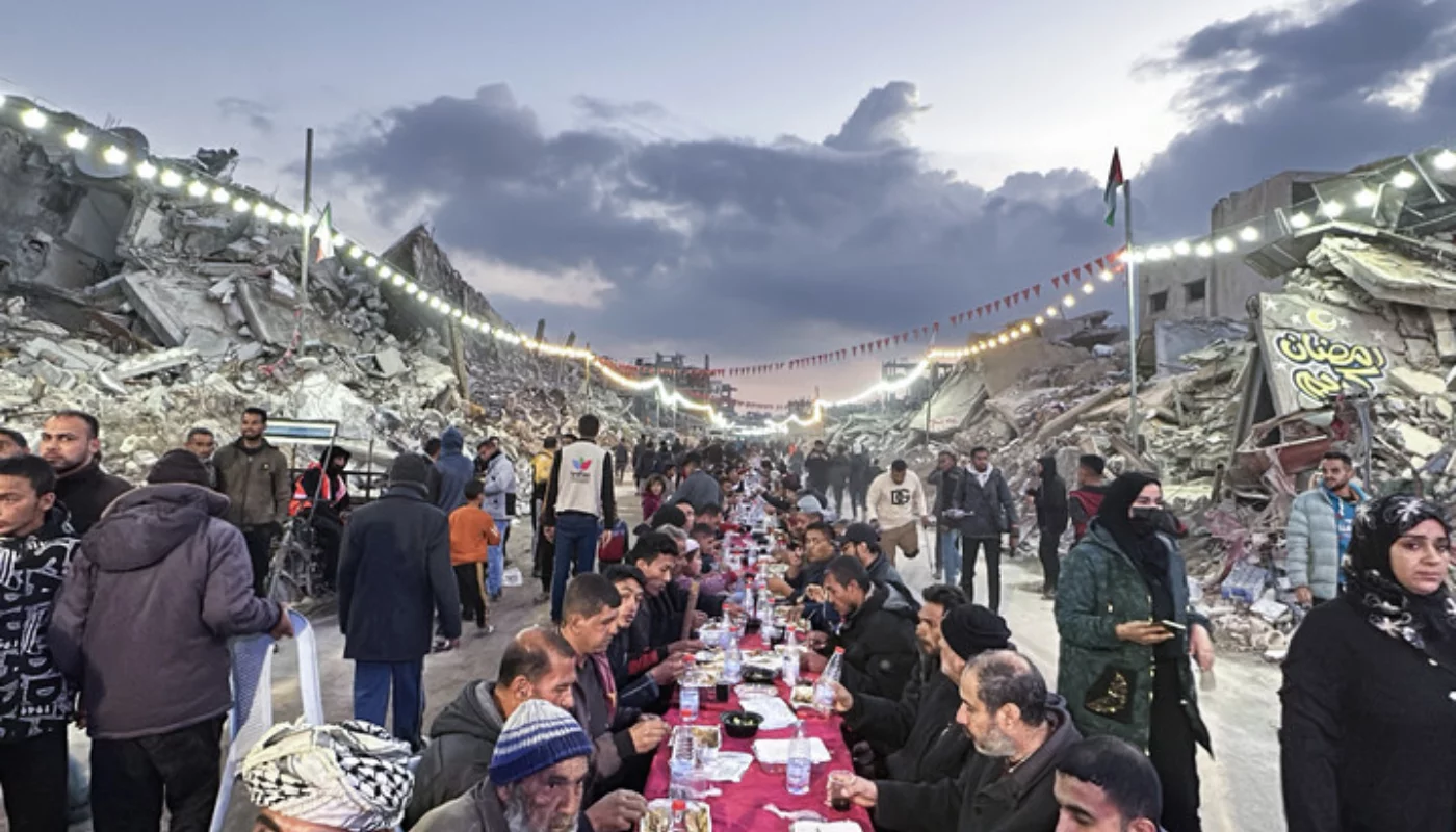 Ramadan passing in the ruins and under the rain of bullets (photo)