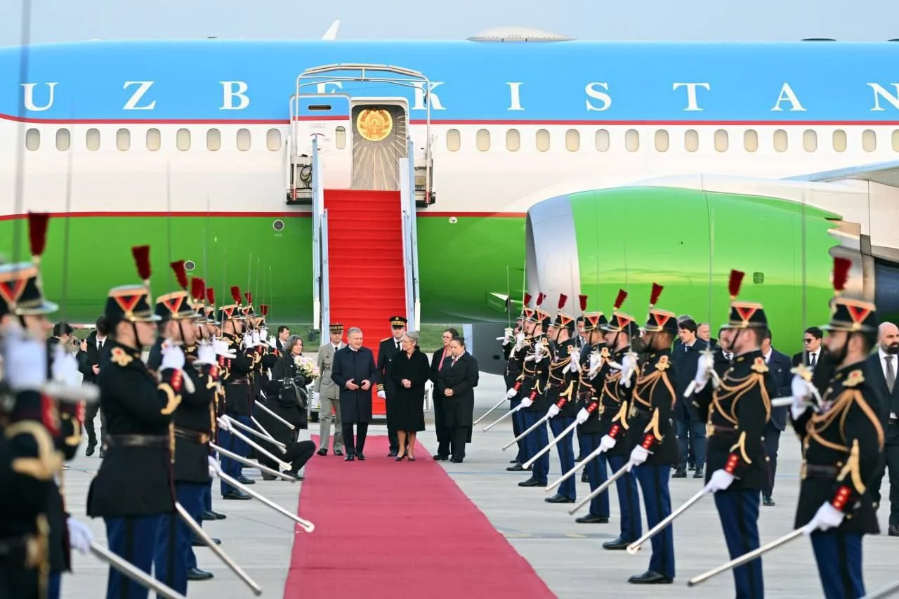 Shavkat Mirziyoyev davlat tashrifi bilan Parijga yetib bordi