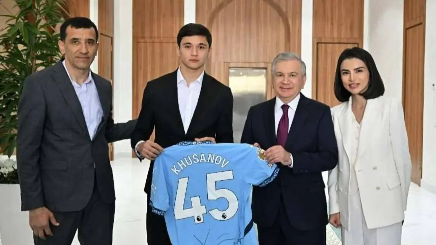 Abdukodir Khusanov presented Shavkat Mirziyoyev with a Manchester City jersey