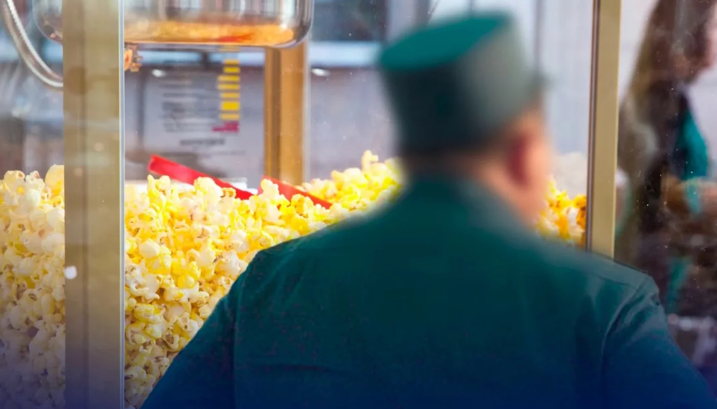 An IIB officer who protected popcorn sellers was accused of accepting bribes