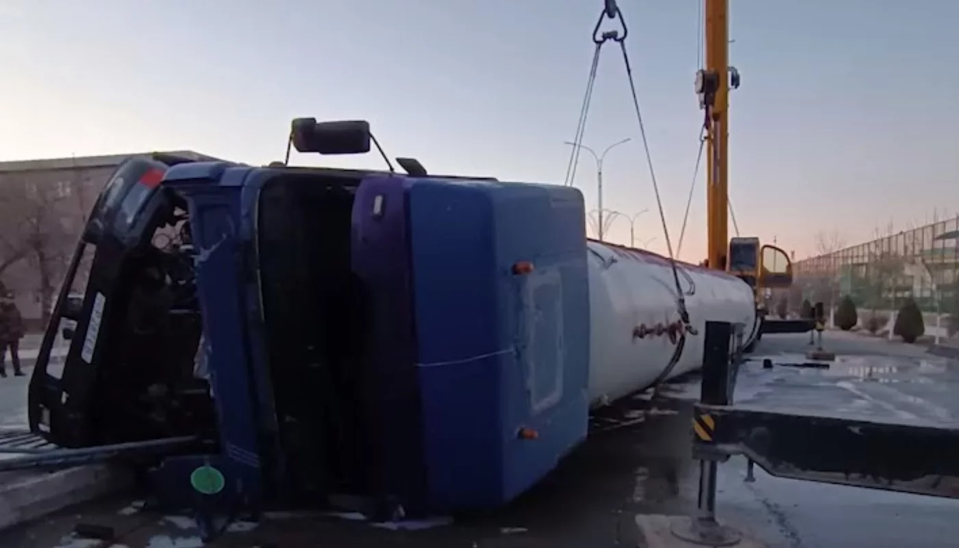 A propane gas truck overturned in Nukus