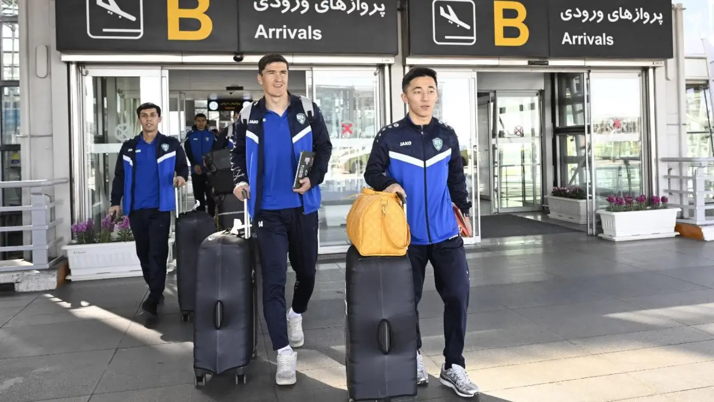 Uzbekistan national team arrives in Iranian capital (photo)