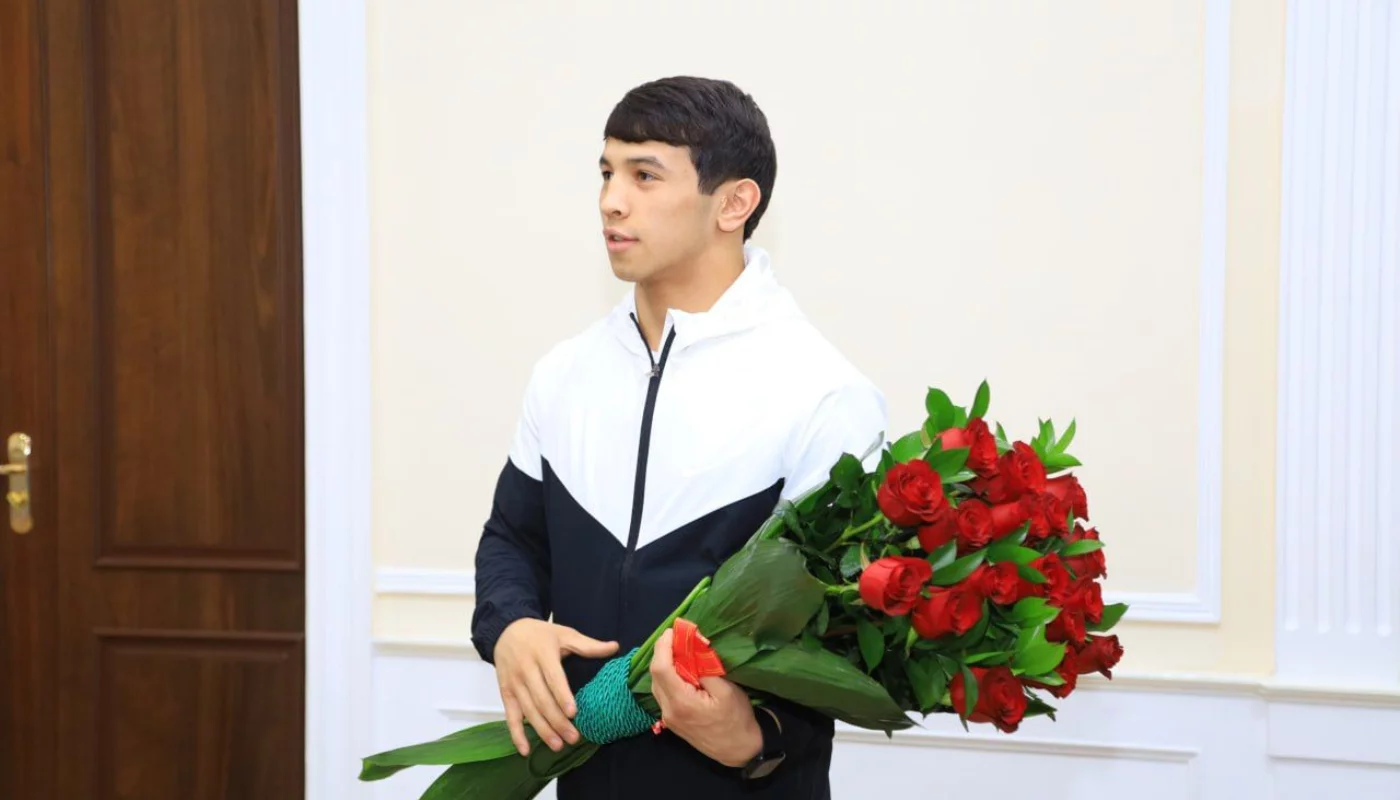 Fergana Hokim Gifts a House to World Champion Alisher Ganiyev