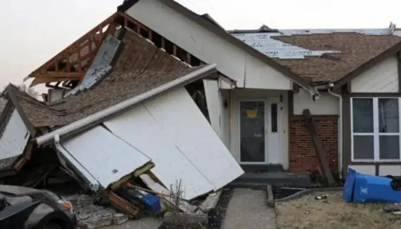 A powerful tornado hit the US, killing dozens (photo)