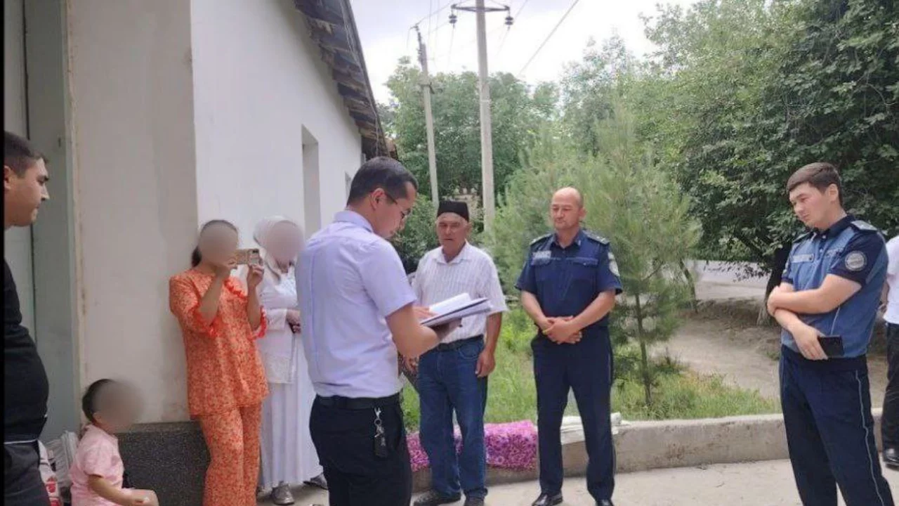 Келин фарзанди билан уйга киритилди