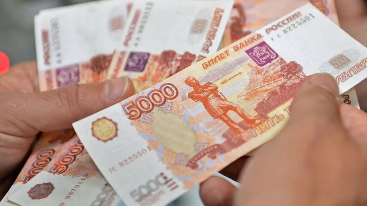 Россияда 100 минг рублдан ортиқ пул ўтказиш қийинлашди