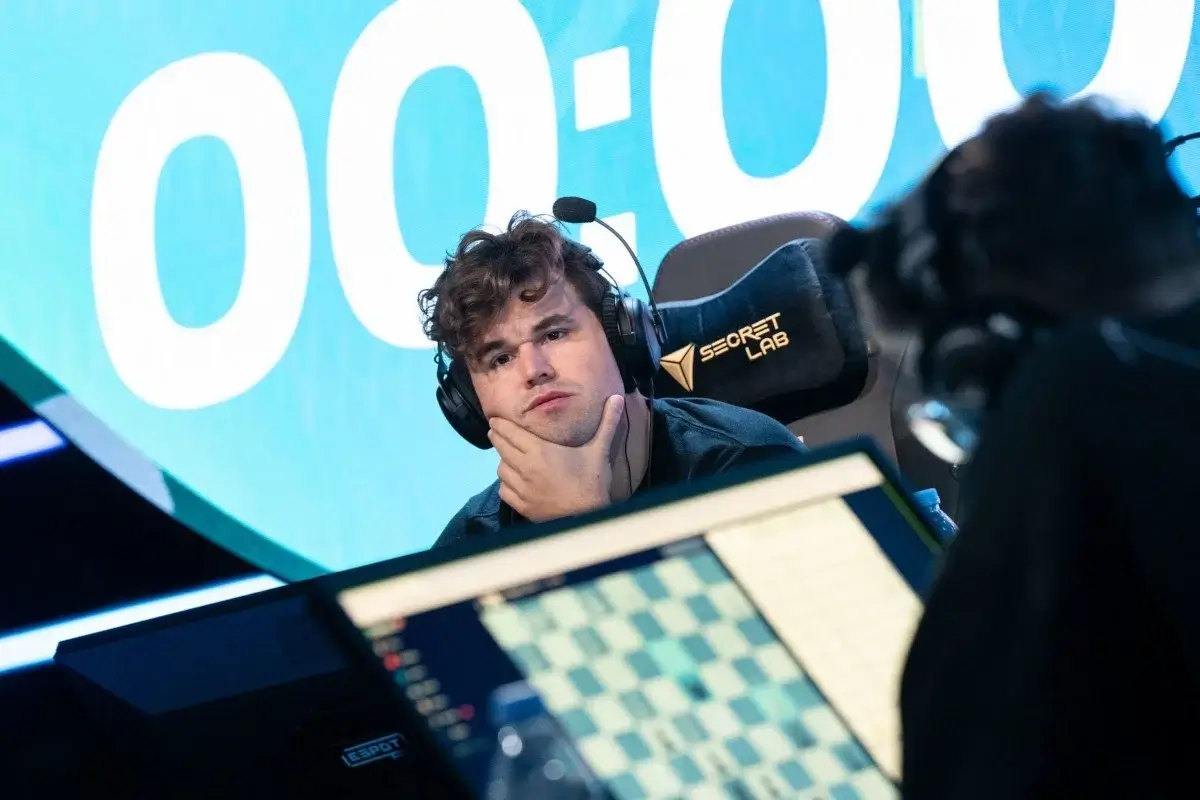 Magnus Carlsen played an online game with 143 thousand chess players!