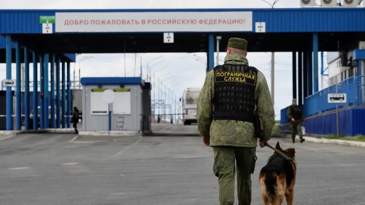 Россияга кириш рад этилаяпти: Қозоғистонлик фаоллар ортидан чиқарилди