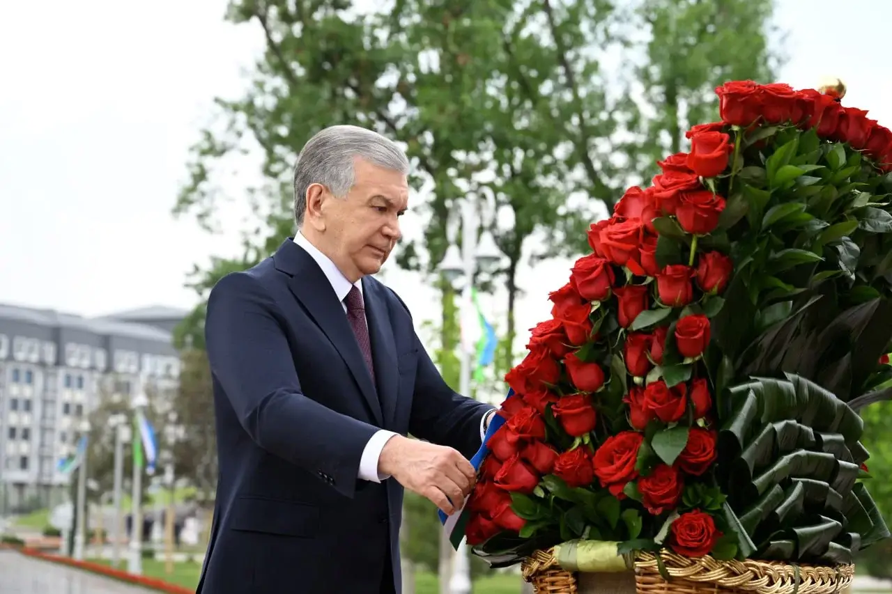 Shavkat Mirziyoyev G‘alaba bog‘iga tashrif buyurdi va xotira marosimida ishtirok etdi