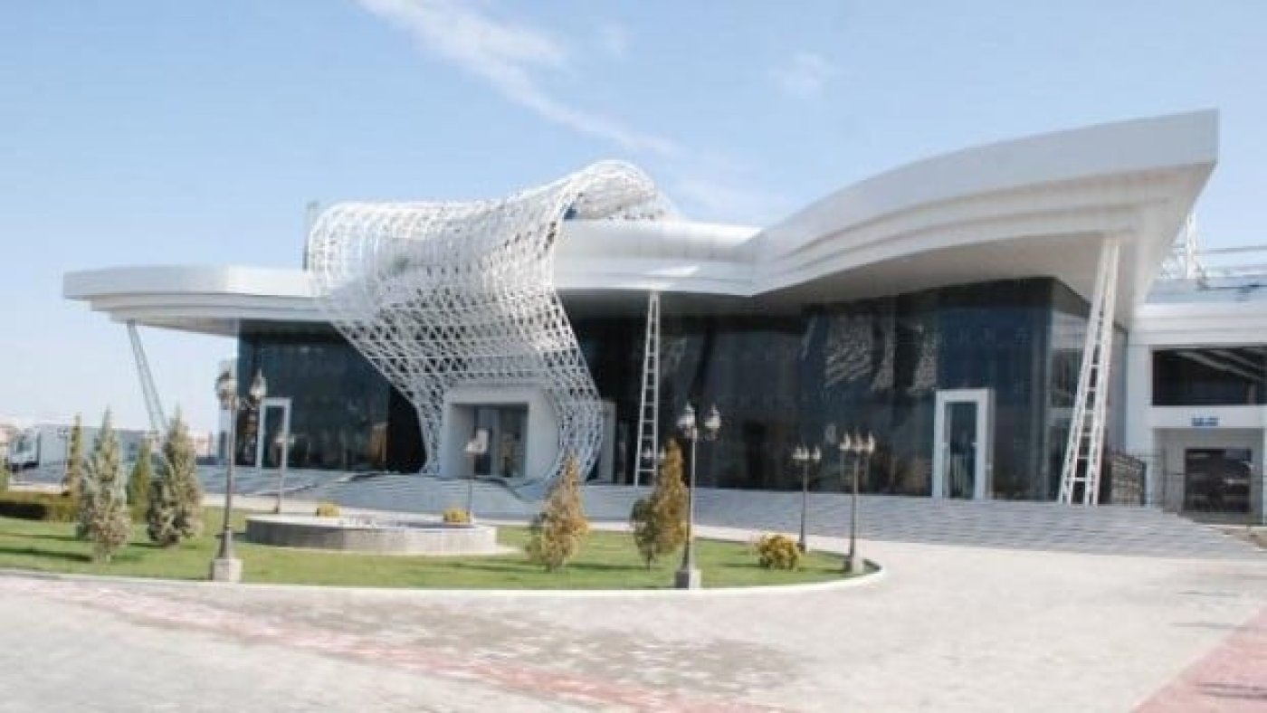 Qarshi shahridagi “Nasaf” stadioni hududida zamonaviy basseyn qurilmoqda