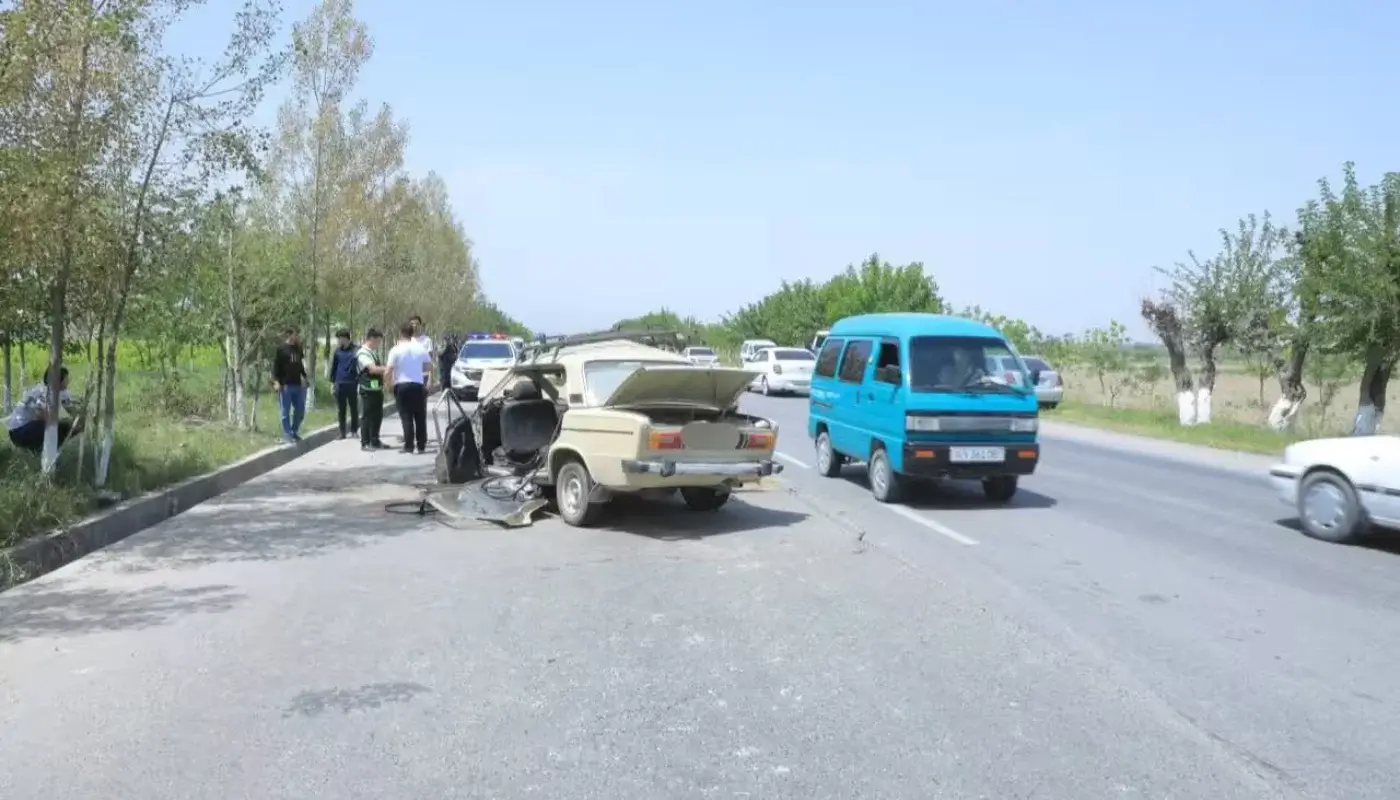 Urgut'ta bir Cobalt'ın sürücüsü ters yöne doğru giderken bir Zhiguli ile çarpıştı