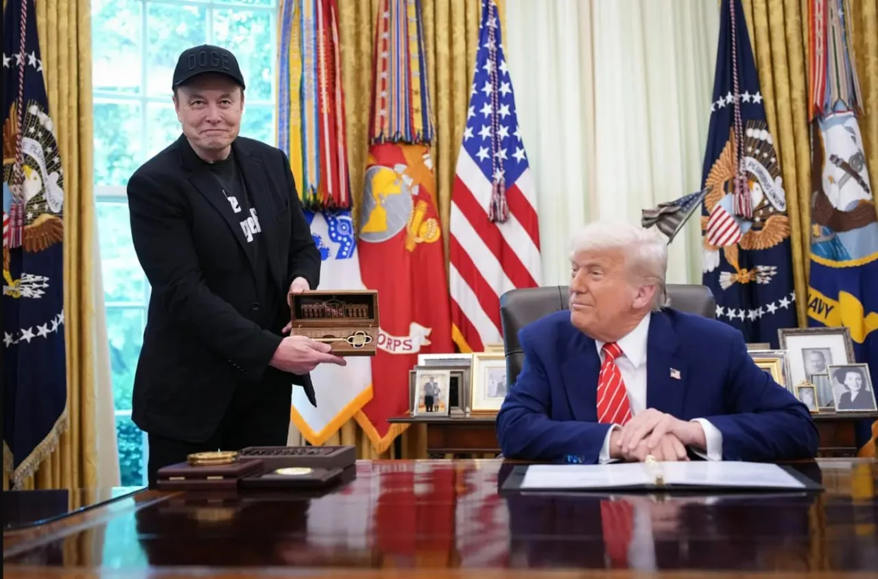Трампдан Маскка рамзий совға: Оқ уйнинг олтин калити ва дўстлик эътирофи
