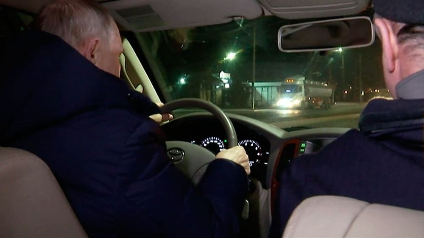 Путин босиб олинган Мариуполни машинада айланди (видео)