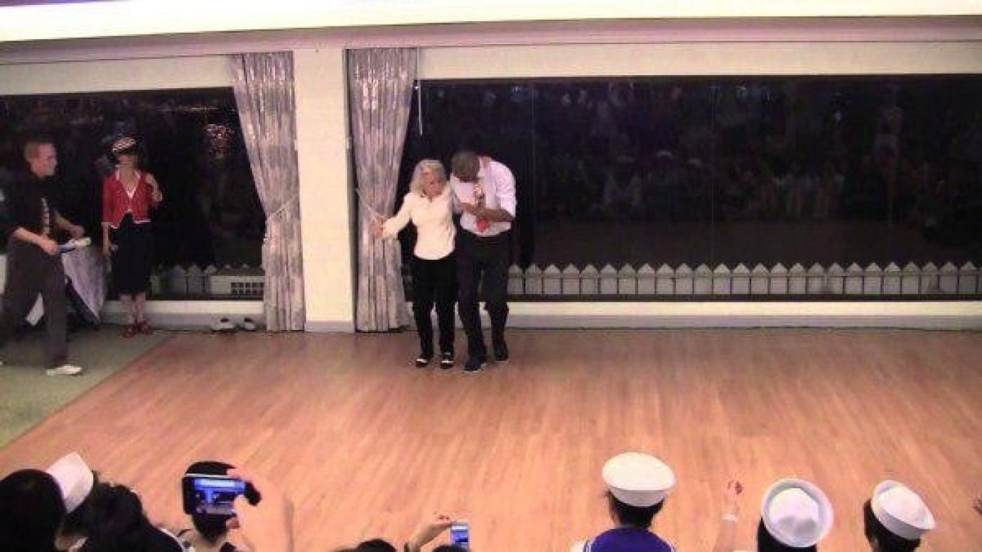 90 yoshli kampir raqsda yoshlarni dog‘da qoldirdi (Video)