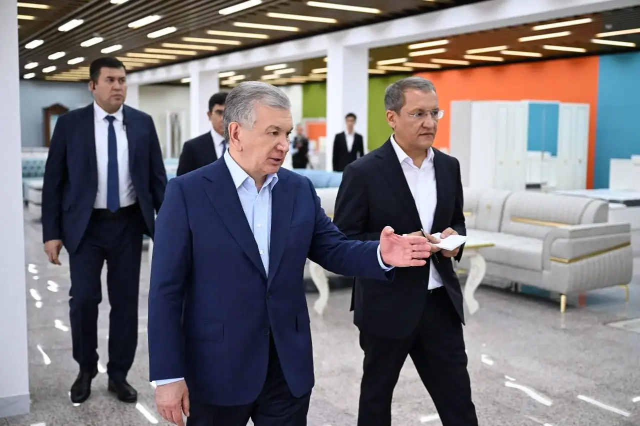 Президент Хонқа туманида мебелсозлик саноат зонасини бориб кўрди