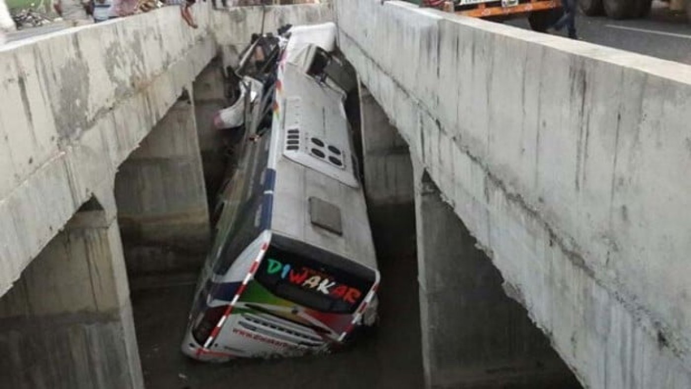 Hindistonda avtobusning daryoga qulashi oqibatida 8 kishi halok bo‘ldi