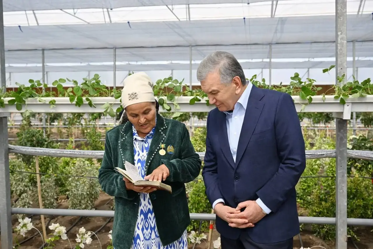 Prezident Shavkat Mirziyoyev xorazmlik fermerni faxriy unvon bilan taqdirladi