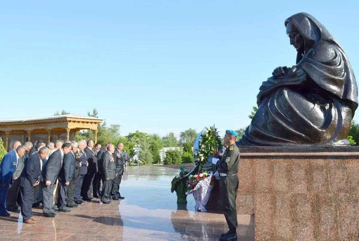 How many days do Uzbeks have off on Remembrance and Honor Day?