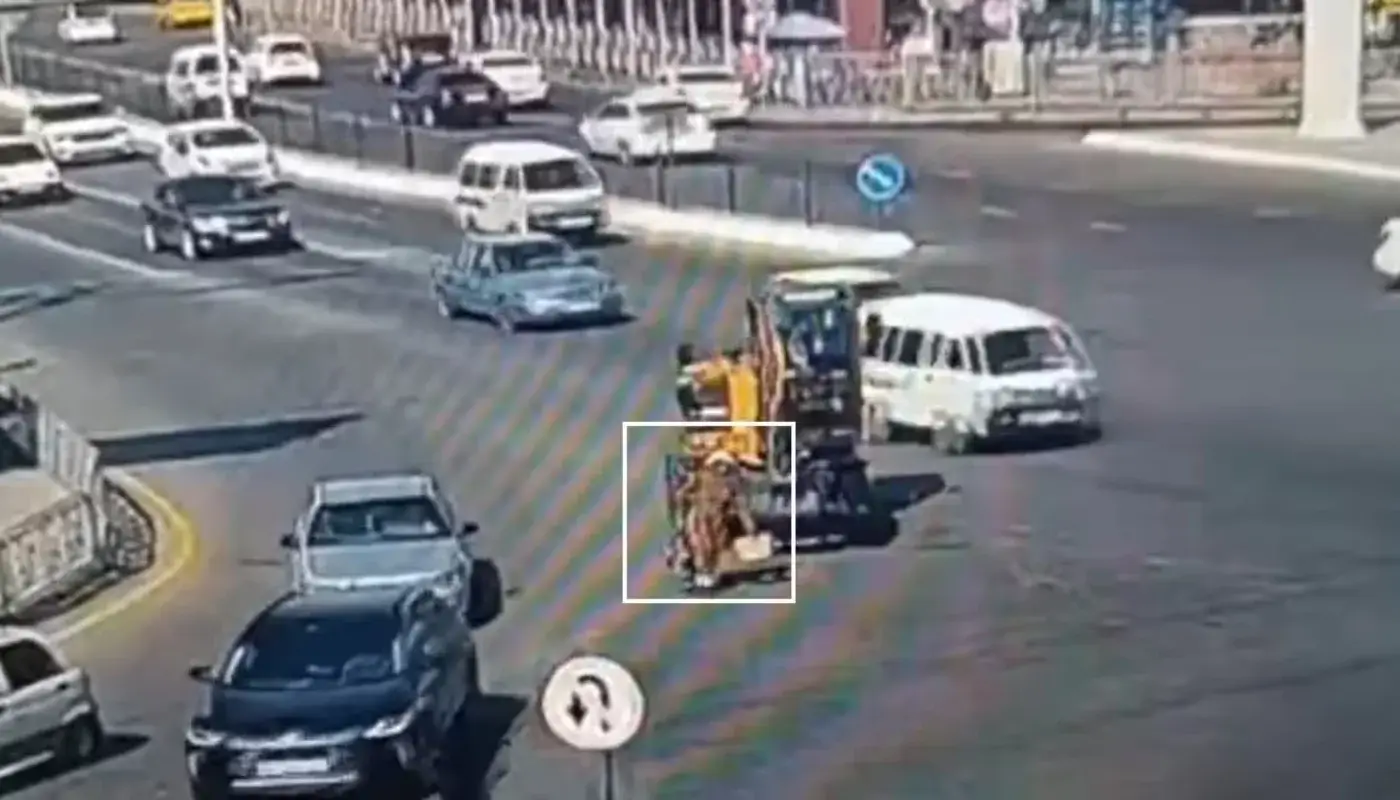 Buhara'da yolun karşısına geçen bir kadının üzerinden ekskavatör geçti