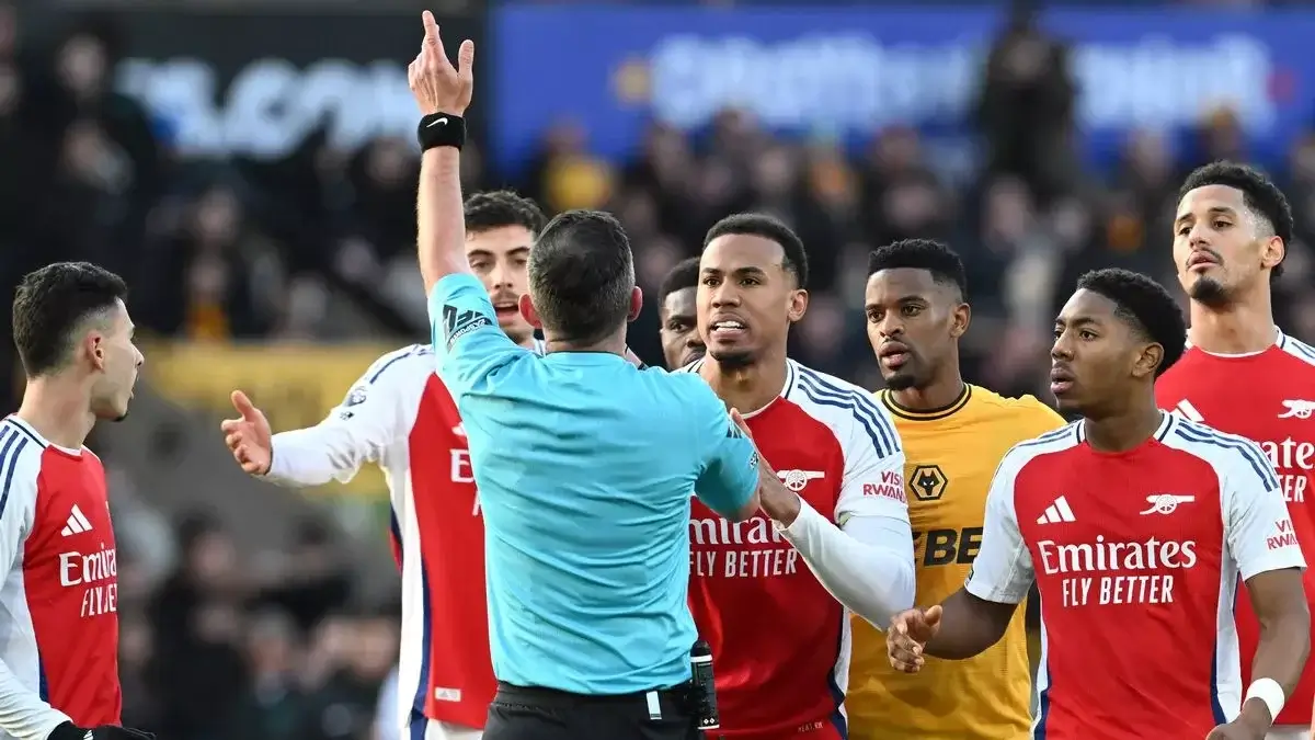 A new rule on communication between players and referees is being approved in the EPL