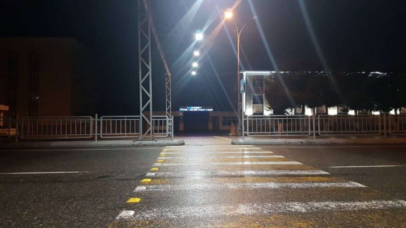 Andijonda nur sochib turadigan piyodalar o‘tish joylari (Foto)