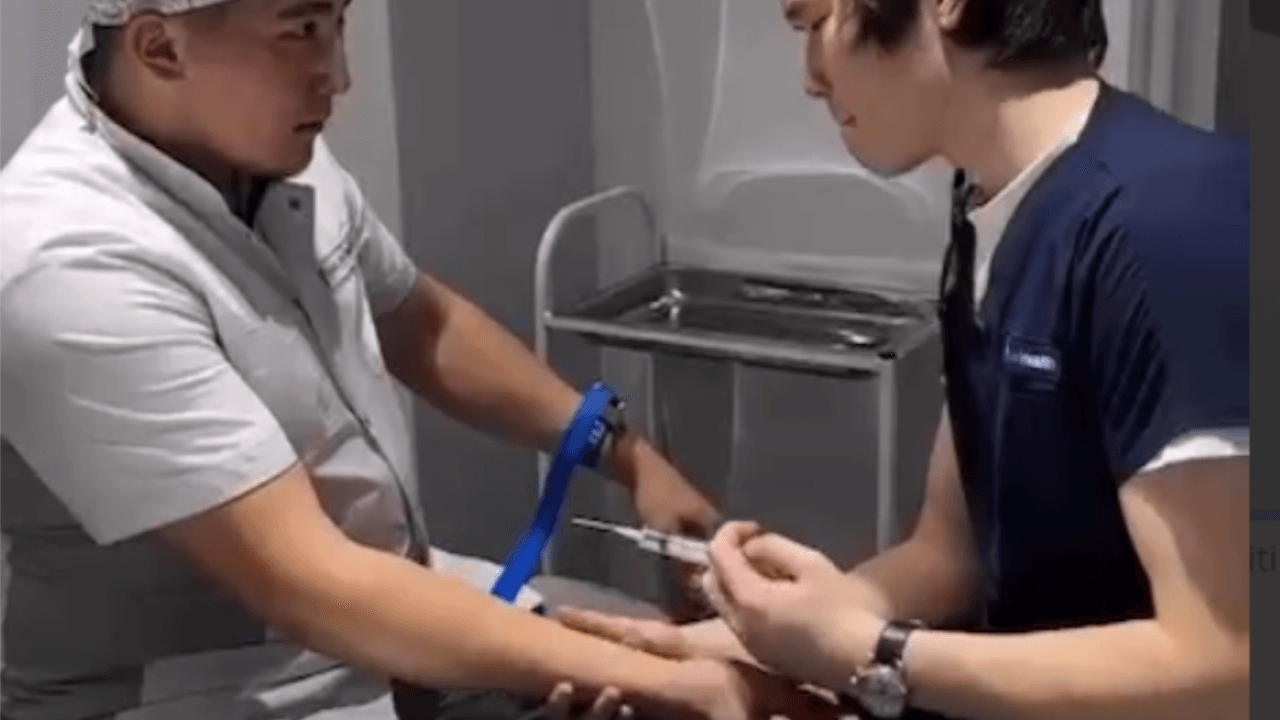 First day, first injection: the “astonishing” practice of a new doctor (video)