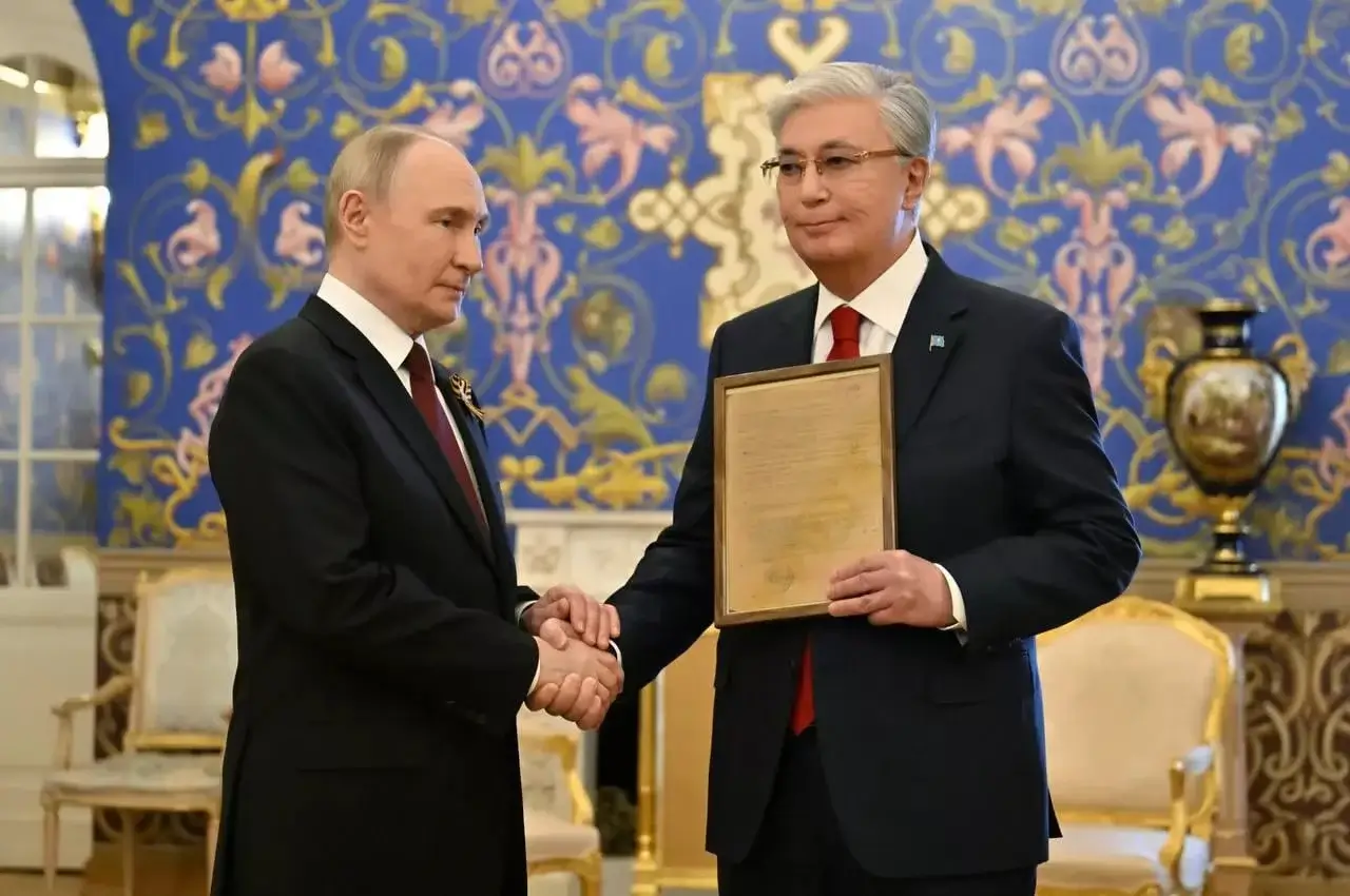 Putin presented Kassym-Jomart Tokayev with the title of Hero of the Soviet Union, which was awarded to his father